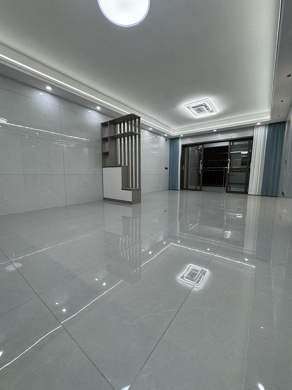 Phòng khách lát gạch bóng kính màu sáng